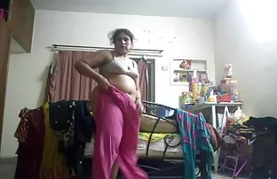 XXX یک کودک کوچک کمک کرده و فرد داستان سوسی تصویری به آرامش