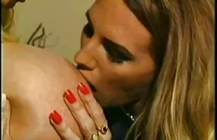XXX سارا داستانهای تصویری سکسی خودش خشنود