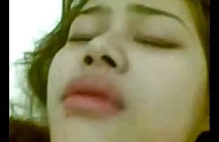 XXX او دوست دارد به داستانهای سکسی مصور بلع